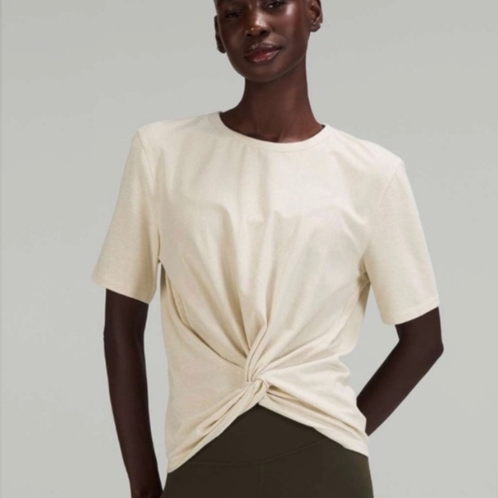 Lululemonn crescent tee